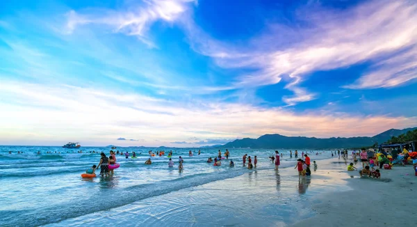 越南芽庄 2019年4月13日 游客游泳 探索享受海滩下午晚些时候海湾岛屿在芽庄度假 — 图库照片