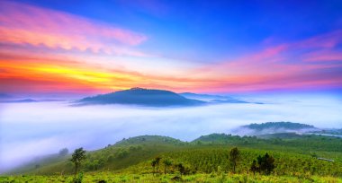 Da Lat, Vietnam'da dağ platosu sis kaplı vadi de Şafak. Tüm güzel yeni günün sabahı harika manzaralar oluşturmak
