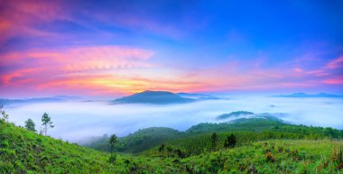 Da Lat, Vietnam'da dağ platosu sis kaplı vadi de Şafak. Tüm güzel yeni günün sabahı harika manzaralar oluşturmak