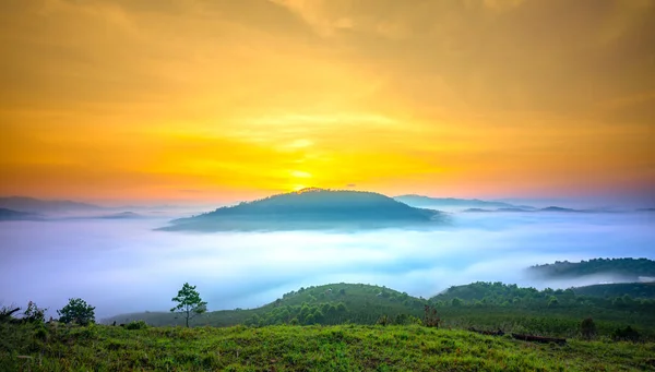 Amanhecer Planalto Montanha Lat Vietnã Sob Névoa Coberto Vales Sol — Fotografia de Stock