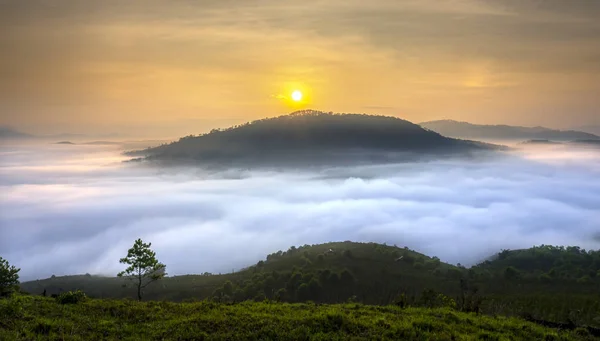 Morgendämmerung Auf Einem Hochplateau Lat Vietnam Unter Nebelbedeckten Tälern Und — Stockfoto