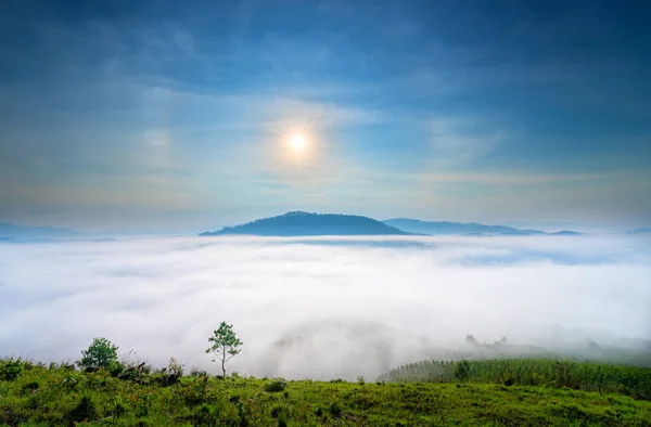 黎明在高山高原大叻 越南在薄雾覆盖的山谷和太阳升起的天空充满了黄色 — 图库照片