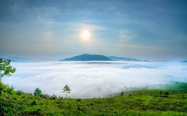 Dawn Mountain Plateau Lat Vietnam Mist Covered Valleys Sun Rising — Stock Photo, Image