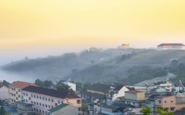 Şehir Da Lat, Vietnam yeni gün tropikal dağlık karşılamak için güzel bir sabah sis batıyor