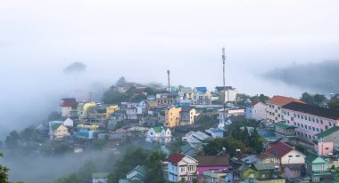 Şehir Da Lat, Vietnam yeni gün tropikal dağlık karşılamak için güzel bir sabah sis batıyor