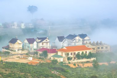 Şehir Da Lat, Vietnam yeni gün tropikal dağlık karşılamak için güzel bir sabah sis batıyor