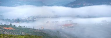 Şehir Da Lat, Vietnam yeni gün tropikal dağlık karşılamak için güzel bir sabah sis batıyor