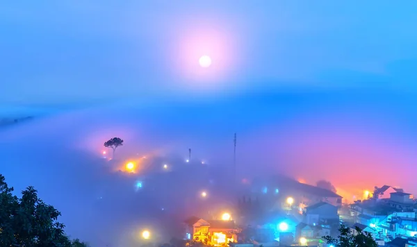 Città Affondata Nella Nebbia Notturna Con Luci Elettriche Brillanti Nella — Foto Stock