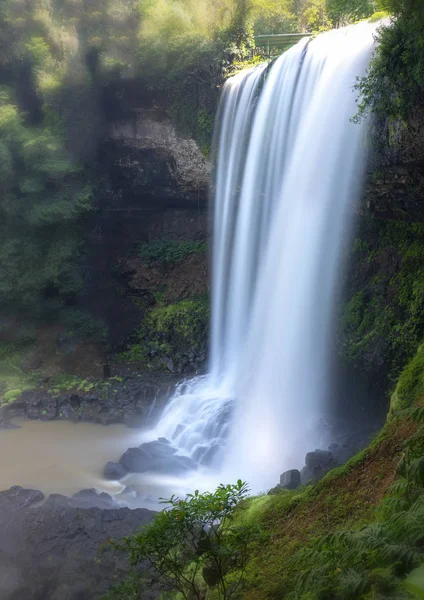 超过90米高的雄伟的瀑布像柔软的丝绸一样倾泻而下 在雨林中创造大自然的美妙之美 — 图库照片