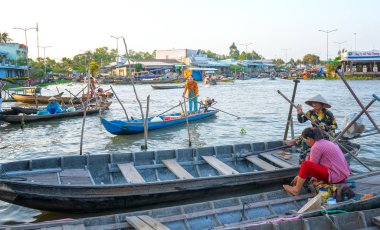 Soc Trang, Vietnam - 29 Ocak 2019: Mekong Deltası'nda öğleden sonra nehir boyunca konuk bekleyen birçok tekne ile İskele Soc Trang, Vietnam kültür olarak çok meşgul