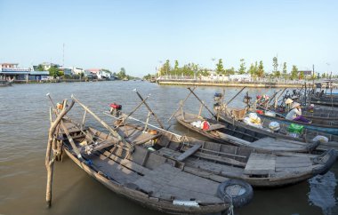 Soc Trang, Vietnam - 29 Ocak 2019: Mekong Deltası'nda öğleden sonra nehir boyunca konuk bekleyen birçok tekne ile İskele Soc Trang, Vietnam kültür olarak çok meşgul