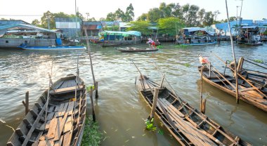 Soc Trang, Vietnam - 29 Ocak 2019: Mekong Deltası'nda öğleden sonra nehir boyunca konuk bekleyen birçok tekne ile İskele Soc Trang, Vietnam kültür olarak çok meşgul