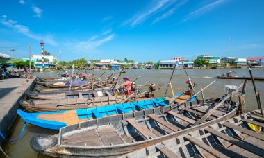 Soc Trang, Vietnam - 29 Ocak 2019: Mekong Deltası'nda öğleden sonra nehir boyunca konuk bekleyen birçok tekne ile İskele Soc Trang, Vietnam kültür olarak çok meşgul