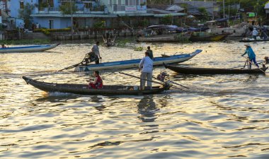 Soc Trang, Vietnam - 29 Ocak 2019: Soc Trang, Vietnam'daki mekong Deltası'nda gün batımında kürek çekerek yolcuları nehir boyunca taşıyor