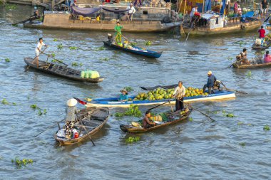 Soc Trang, Vietnam - 30 Ocak 2019: Soc Trang, Vietnam'daki en işlek yüzen pazarda teknelerle dolu nehirde tarım ürünleri satın alma ve satma