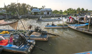 Soc Trang, Vietnam - 30 Ocak 2019: Soc Trang, Vietnam'daki en işlek yüzen pazarda teknelerle dolu nehirde tarım ürünleri satın alma ve satma