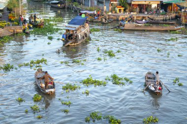 Soc Trang, Vietnam - 30 Ocak 2019: Feribot kadın kürek nehir yüzen pazar genelinde ziyaretçi veya tarım ürünleri alır , Bu Soc Trang ana ulaşım Ay Yeni Yıl, Vietnam