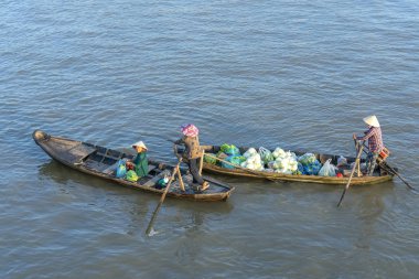 Soc Trang, Vietnam - 30 Ocak 2019: Feribot kadın kürek nehir yüzen pazar genelinde ziyaretçi veya tarım ürünleri alır , Bu Soc Trang ana ulaşım Ay Yeni Yıl, Vietnam