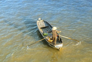 Soc Trang, Vietnam - 30 Ocak 2019: Feribot kadın kürek nehir yüzen pazar genelinde ziyaretçi veya tarım ürünleri alır , Bu Soc Trang ana ulaşım Ay Yeni Yıl, Vietnam