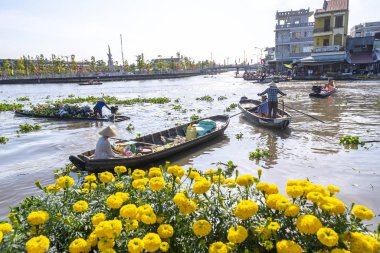 Soc Trang, Vietnam - 30 Ocak 2019: Çiftçiler, Vietnam'ın Soc Trang kentinde Ay Yeni Yılı'na hizmet veren nehir boyunca yüzen pazar sabahına tarım ürünlerini taşıyor
