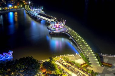 Can Tho, Vietnam renkli gece yürüyüş köprüsü. 19. yüzyılın başlarından itibaren Mekong Deltası'ndaki su yolu merkezi boyunca ninh Kieu rıhtım alanı.
