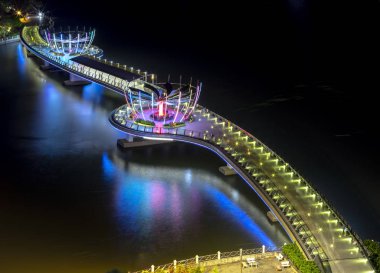 Can Tho, Vietnam renkli gece yürüyüş köprüsü. 19. yüzyılın başlarından itibaren Mekong Deltası'ndaki su yolu merkezi boyunca ninh Kieu rıhtım alanı.