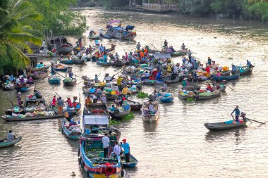 Can Tho, Vietnam - 31 Ocak 2019: Çiftçiler, nehir ticareti tarım ürünleri boyunca düzinelerce tekne ile Phong Dien yüzen pazar sabah kalabalık satın Can Tho, Vietnam geleneksel hizmet vermektedir 