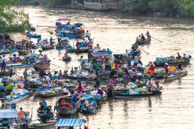 Can Tho, Vietnam - 31 Ocak 2019: Çiftçiler, nehir ticareti tarım ürünleri boyunca düzinelerce tekne ile Phong Dien yüzen pazar sabah kalabalık satın Can Tho, Vietnam geleneksel hizmet vermektedir 