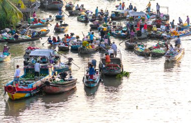 Can Tho, Vietnam - 31 Ocak 2019: Çiftçiler, nehir ticareti tarım ürünleri boyunca düzinelerce tekne ile Phong Dien yüzen pazar sabah kalabalık satın Can Tho, Vietnam geleneksel hizmet vermektedir 