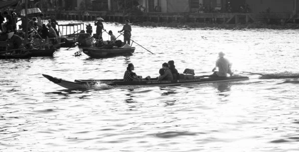 ソックチャン ベトナム 2019年1月29日 ボートマンがソックチャン ベトナムの夕日メコンデルタで川を渡ってボートマンの漕ぎと輸送 — ストック写真