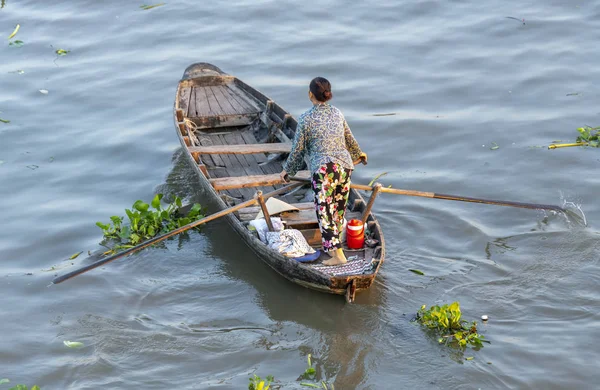 Soc Trang Vietnam Januari 2019 Ferry Vrouw Roeien Neemt Bezoekers — Stockfoto