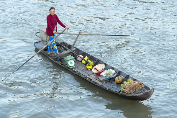 Soc Trang Vietnam Januari 2019 Ferry Vrouw Roeien Neemt Bezoekers — Stockfoto