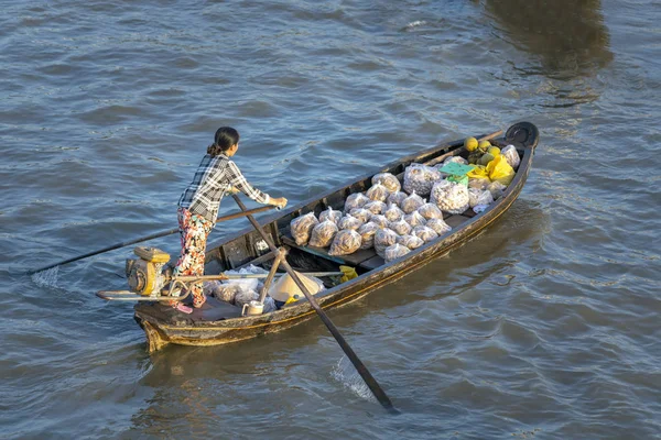 Soc Trang Vietnam Januar 2019 Fähre Frau Rudern Bringt Besucher — Stockfoto