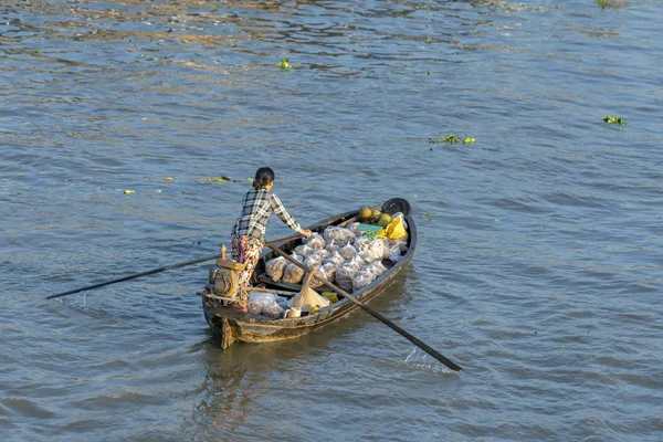 Soc Trang Vietnam Januar 2019 Fähre Frau Rudern Bringt Besucher — Stockfoto