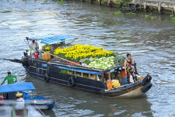 Σοκ Τρανγκ Βιετνάμ Ιανουαρίου 2019 Γεωργοί Μεταφέρουν Κίτρινες Μαργαρίτες Πλωτή — Φωτογραφία Αρχείου