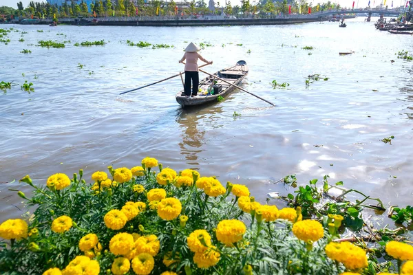 Soc Trang Vietnam Januari 2019 Ferryman Roeien Neemt Bezoekers Rivier — Stockfoto