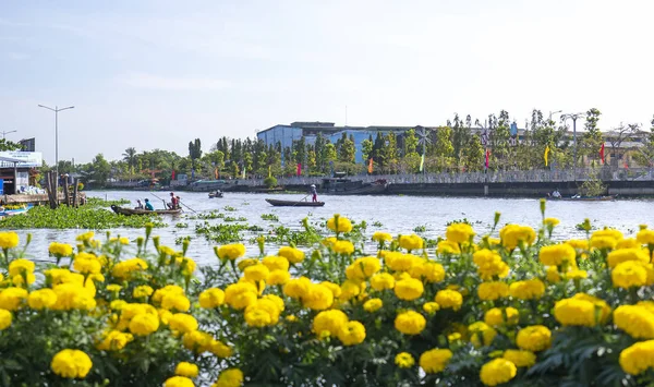 Soc Trang Vietnam Gennaio 2019 Ferryman Canottaggio Porta Visitatori Attraverso — Foto Stock