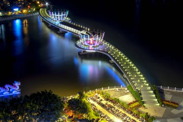 五颜六色的夜晚步行桥在坎托 这是19世纪初湄公河三角洲水道中心沿线的宁基乌码头区 — 图库照片