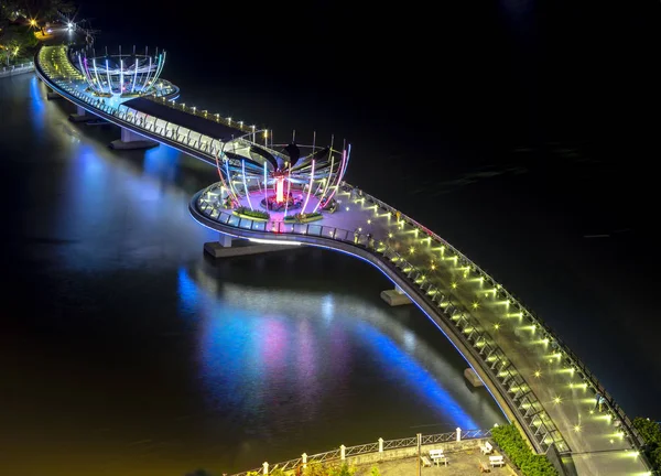 五颜六色的夜晚步行桥在坎托 这是19世纪初湄公河三角洲水道中心沿线的宁基乌码头区 — 图库照片