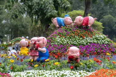 Ho Chi Minh City, Vietnam - 4 Şubat 2019: Şehir merkezinde Walking street morning Lunar New Year boyunca dekore edilmiş domuz sembolü, Ho Chi Minh City, Vietnam'da birçok turisti ziyaret etmek için cezbetti
