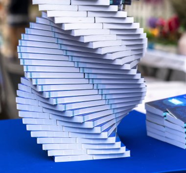 Spiral merdiven altında sınıflandırılmış sanat sınıflandırılmış sanat insanların entelektüel gelişimini göstermektedir. Bilgi sonsuzdur ve insan sonsuza dek çalışmalıdır.