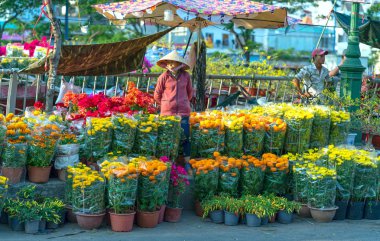 Ho Chi Minh City, Vietnam - 3 Şubat 2019: Çiçek pazarında çiçek satın alma telaş, yerliler dekorasyon amaçlı ev satın Ho Chi Minh City, Vietnam Ay Yeni Yıl ev.