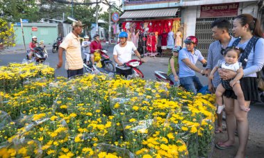 Ho Chi Minh City, Vietnam - 3 Şubat 2019: Çiçek pazarında çiçek satın alma telaş, yerliler dekorasyon amaçlı ev satın Ho Chi Minh City, Vietnam Ay Yeni Yıl ev.