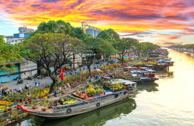 Ho Chi Minh City, Vietnam - 3 Şubat 2019: Kanal iskelesi boyunca gün batımı tekne rıhtım çiçek pazarı. Bu yer çiftçilerin Ho Chi Minh şehirde Ay Yeni Yıl kayısı ve diğer çiçekler satmak, Vietnam