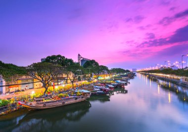 Ho Chi Minh City, Vietnam - 3 Şubat 2019: Kanal iskelesi boyunca gün batımı tekne rıhtım çiçek pazarı. Bu yer çiftçilerin Ho Chi Minh şehirde Ay Yeni Yıl kayısı ve diğer çiçekler satmak, Vietnam