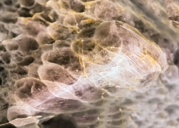 火山岩の結晶化から様々な石のアーティファクトを持つ蛍光鉱物石は 人々がまだ発見していない自然界でユニークな作成します — ストック写真