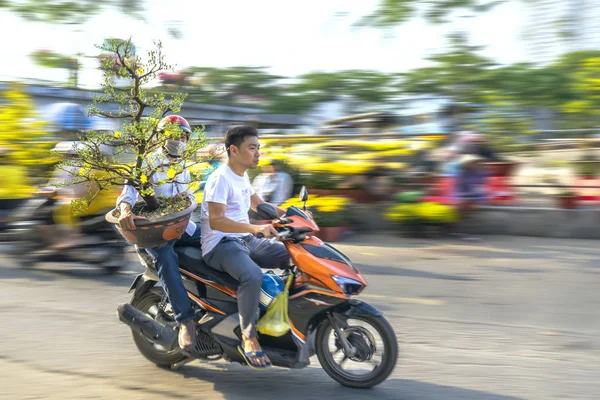 Chi Minh City Wietnam Lutego 2019 Młody Wietnamski Jazdy Motocyklem — Zdjęcie stockowe