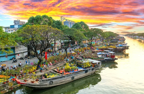 Chi Minh City Vietnam Februari 2019 Sunset Boat Dock Blomstermarknaden — Stockfoto