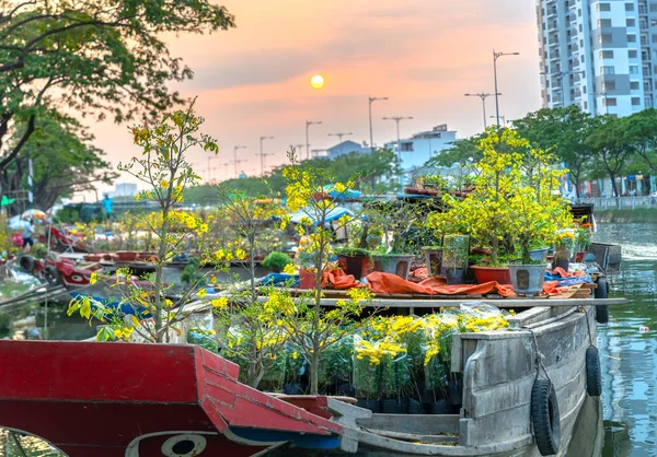 Chi Minh City Vietnam Februari 2019 Sunset Boat Dock Blomstermarknaden — Stockfoto