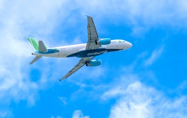 Ho Chi Minh City, Vietnam - 1 Eylül 2019: Gökyüzünde uçan Bamboo Airways'e ait Airbus A320 uçağı Tan Son Nhat Uluslararası Havaalanı'na inmeye hazırlanıyor, Ho Chi Minh City, Vietnam